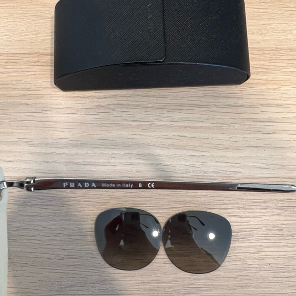 Prada sunglasses - Picture 5 of 6